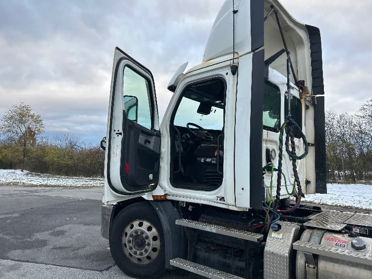 2021 Freightliner Cascadia — photo 9