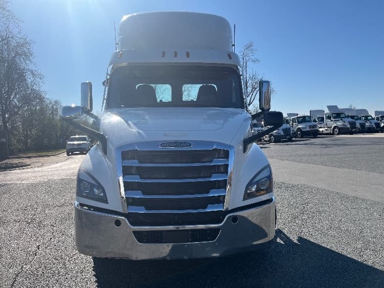 2021 Freightliner Cascadia — photo 2