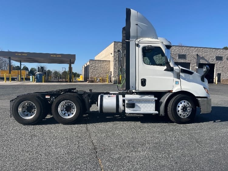 2021 Freightliner Cascadia — photo 8