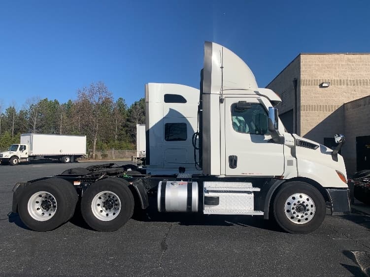 2021 Freightliner Cascadia — photo 8