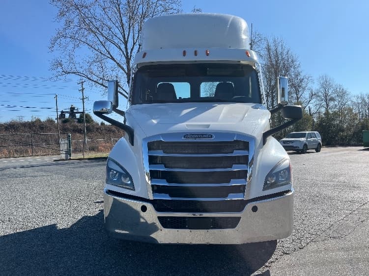 2021 Freightliner Cascadia — photo 2