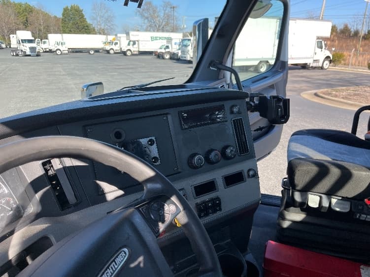2021 Freightliner Cascadia — photo 10