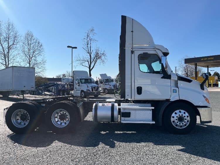 2021 Freightliner Cascadia — photo 8