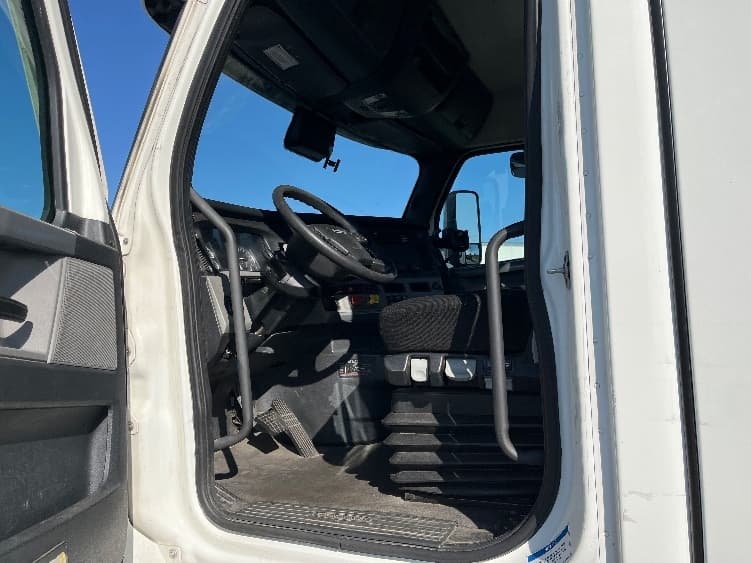 2021 Freightliner Cascadia — photo 9