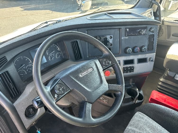 2021 Freightliner Cascadia — photo 10