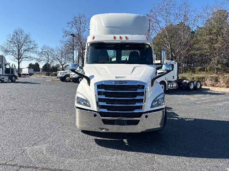 2021 Freightliner Cascadia — photo 2
