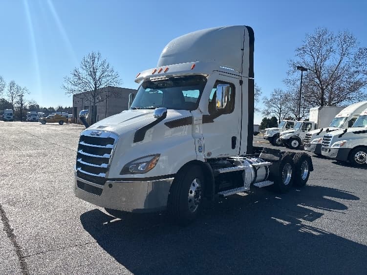 2021 Freightliner Cascadia — photo 3