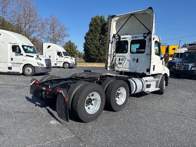2021 Freightliner Cascadia — photo 7