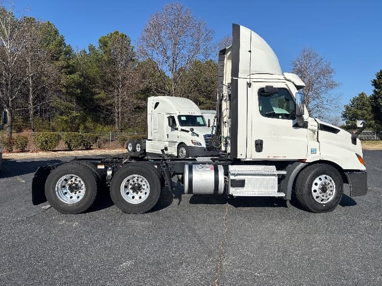 2021 Freightliner Cascadia — photo 8