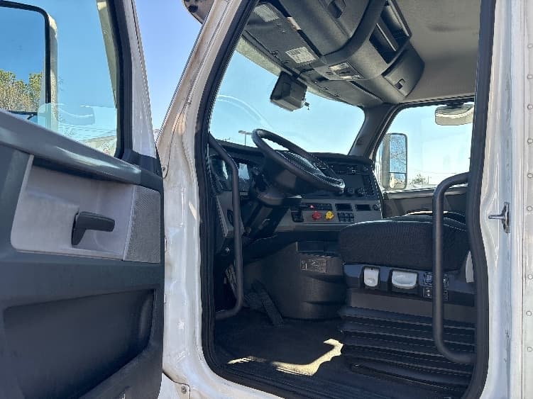 2021 Freightliner Cascadia — photo 9