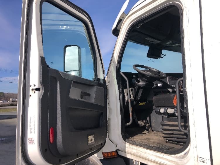 2021 Freightliner Cascadia — photo 9