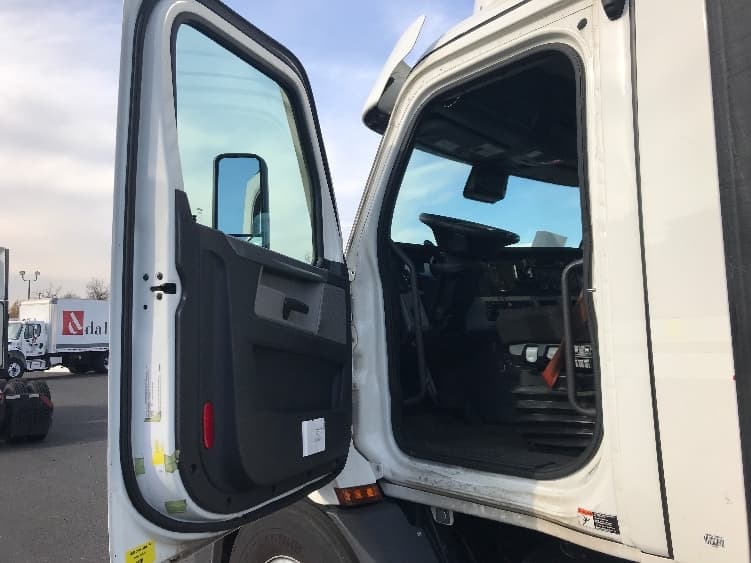 2021 Freightliner Cascadia — photo 9