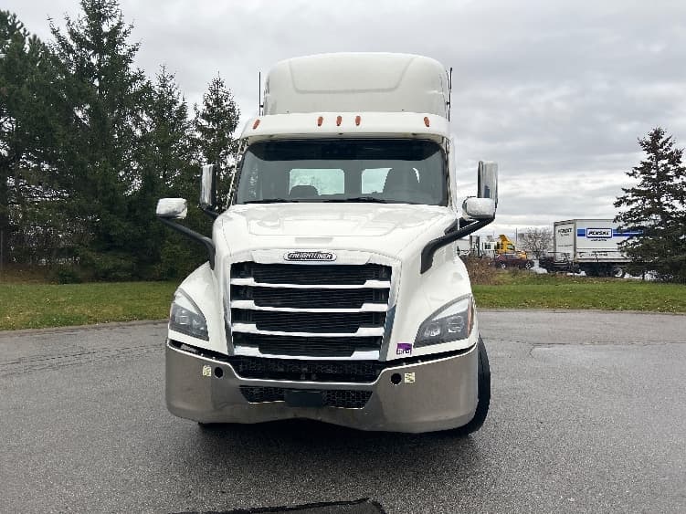 2021 Freightliner Cascadia — photo 2