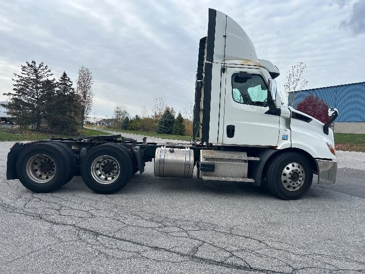 2021 Freightliner Cascadia — photo 8