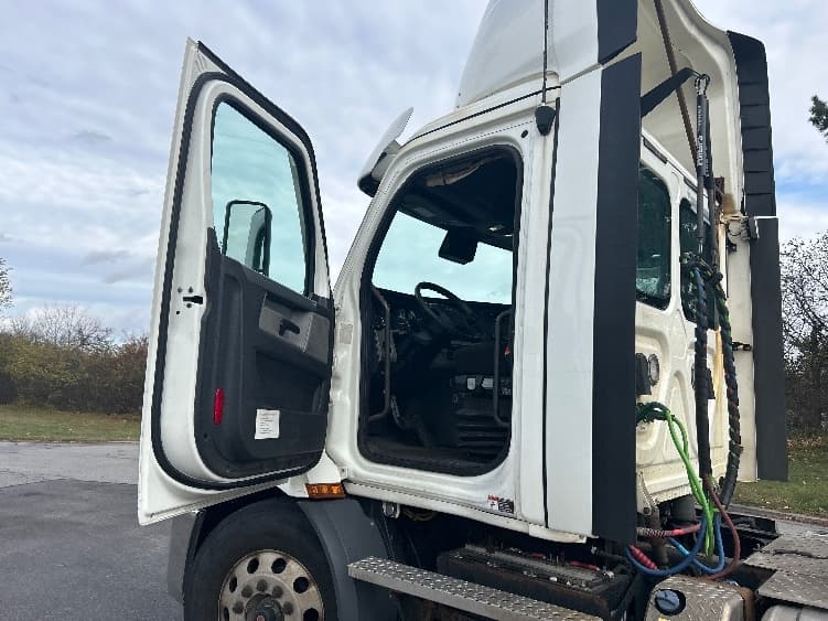2021 Freightliner Cascadia — photo 9