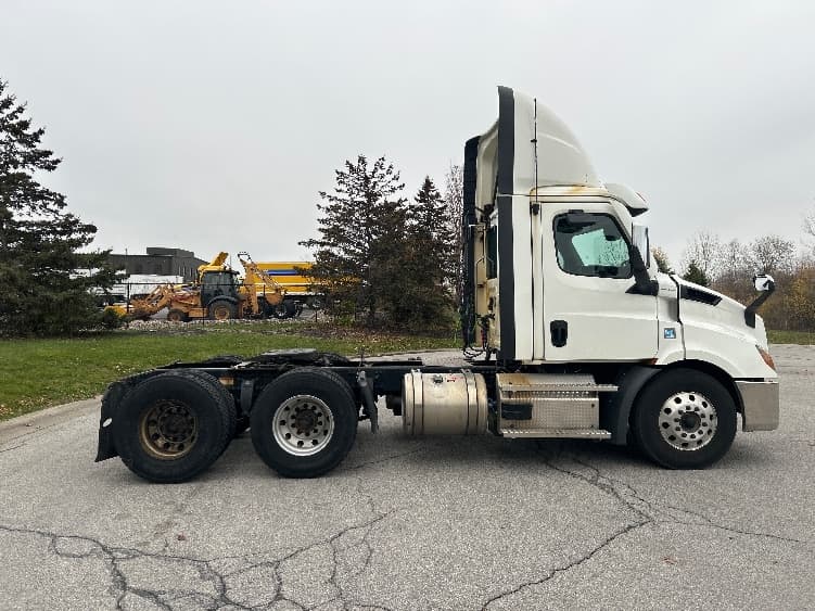 2021 Freightliner Cascadia — photo 8