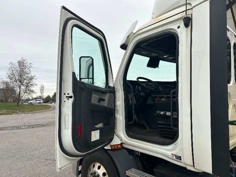 2021 Freightliner Cascadia — photo 9