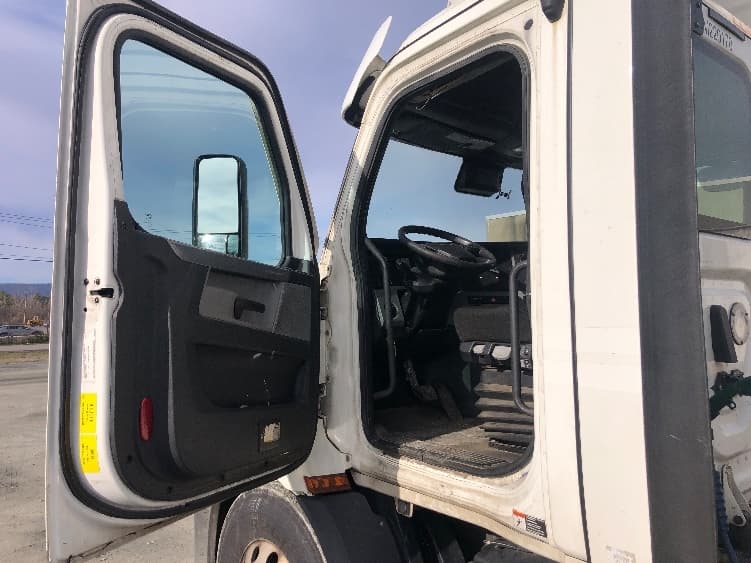 2021 Freightliner Cascadia — photo 9