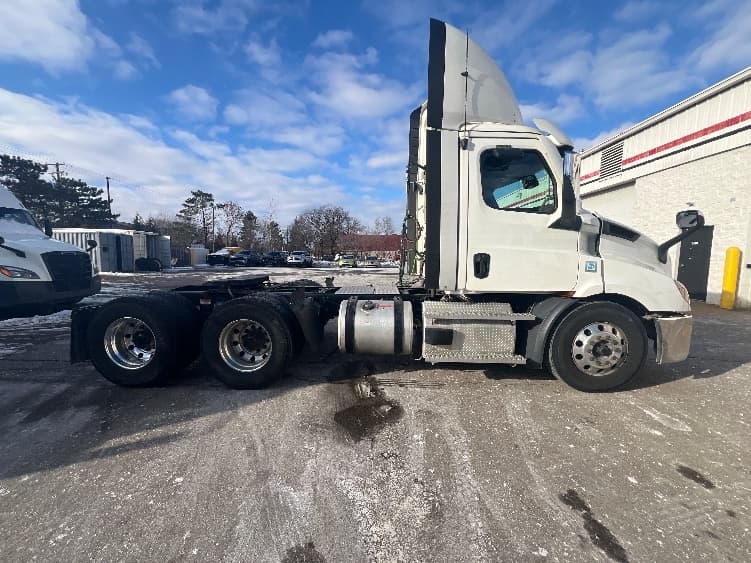 2021 Freightliner Cascadia — photo 8