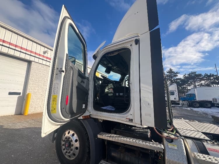 2021 Freightliner Cascadia — photo 9