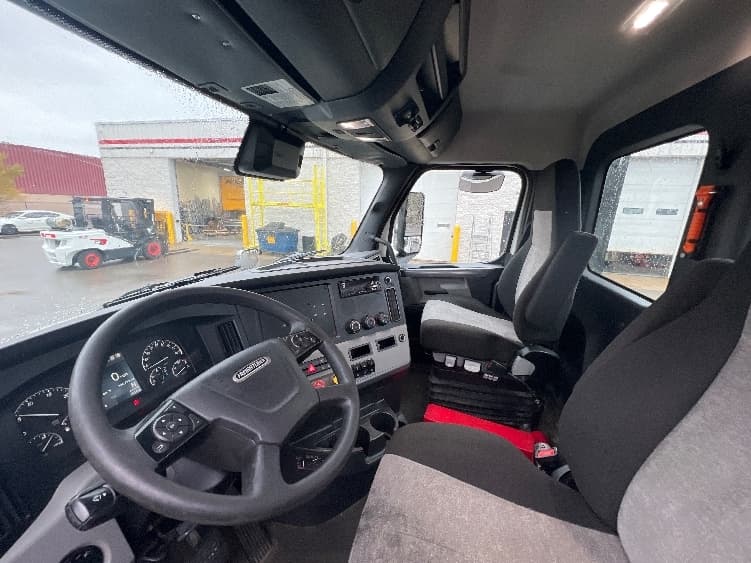 2021 Freightliner Cascadia — photo 10