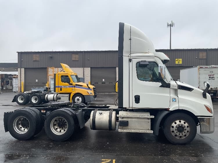 2021 Freightliner Cascadia — photo 8
