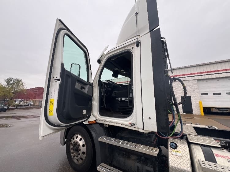 2021 Freightliner Cascadia — photo 9