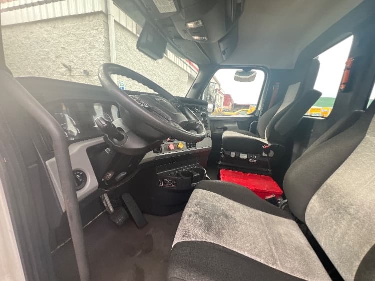 2021 Freightliner Cascadia — photo 10