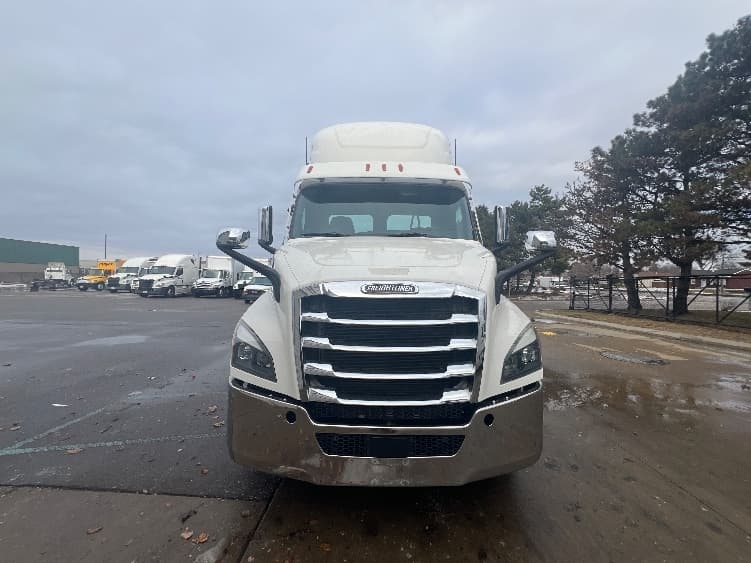 2021 Freightliner Cascadia — photo 2