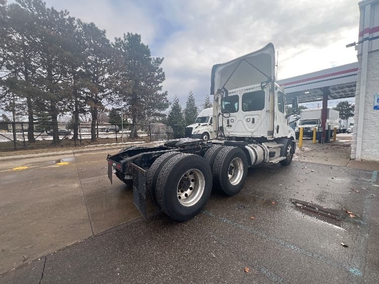 2021 Freightliner Cascadia — photo 7