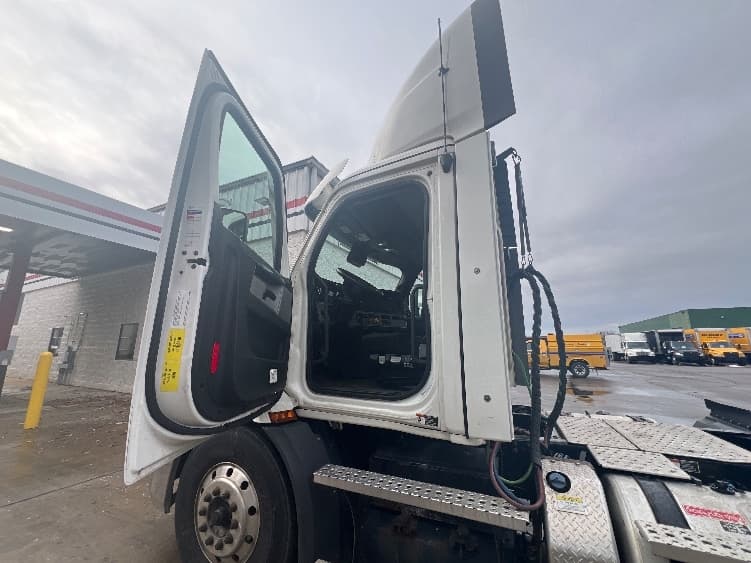 2021 Freightliner Cascadia — photo 9