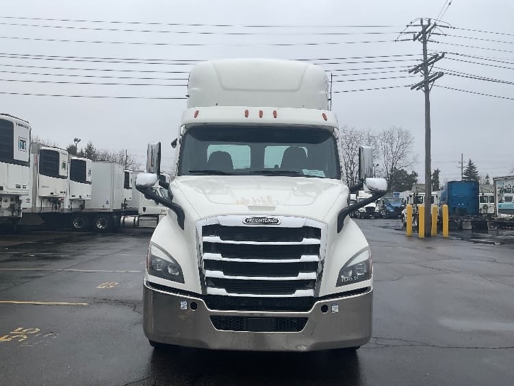 2021 Freightliner Cascadia — photo 2