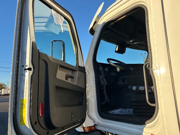 2021 Freightliner Cascadia — photo 9