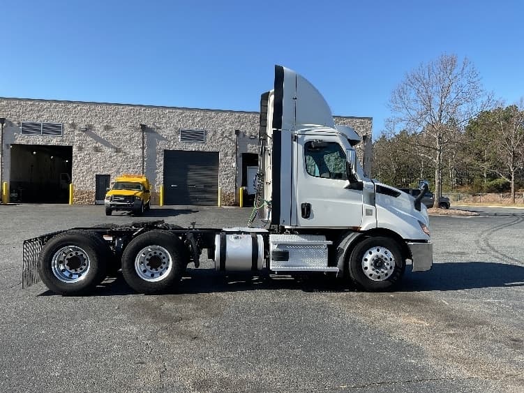 2021 Freightliner Cascadia — photo 8