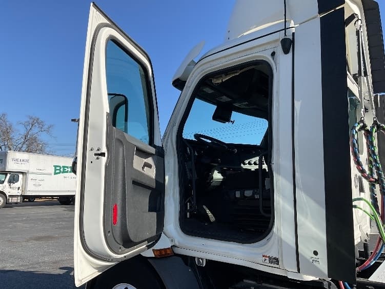 2021 Freightliner Cascadia — photo 9