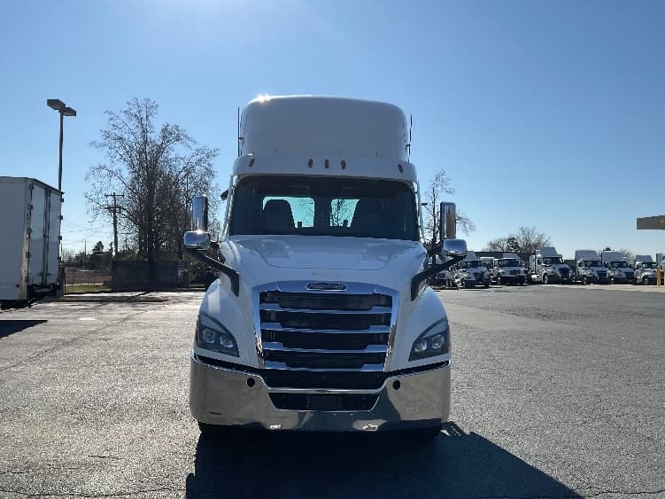 2021 Freightliner Cascadia — photo 2