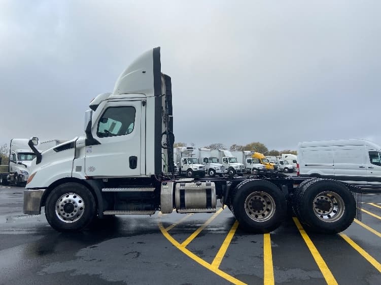 2021 Freightliner Cascadia — photo 4