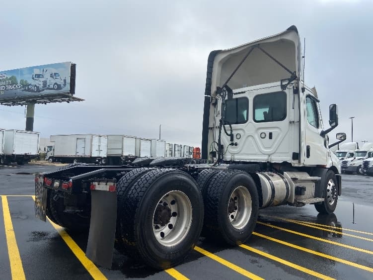 2021 Freightliner Cascadia — photo 7