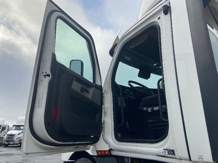 2021 Freightliner Cascadia — photo 9
