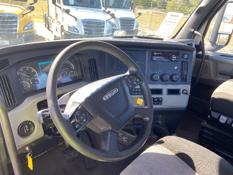 2021 Freightliner Cascadia — photo 10