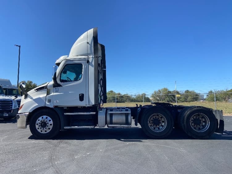2021 Freightliner Cascadia — photo 4