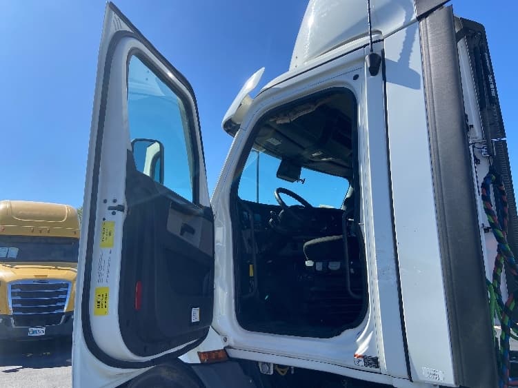2021 Freightliner Cascadia — photo 9