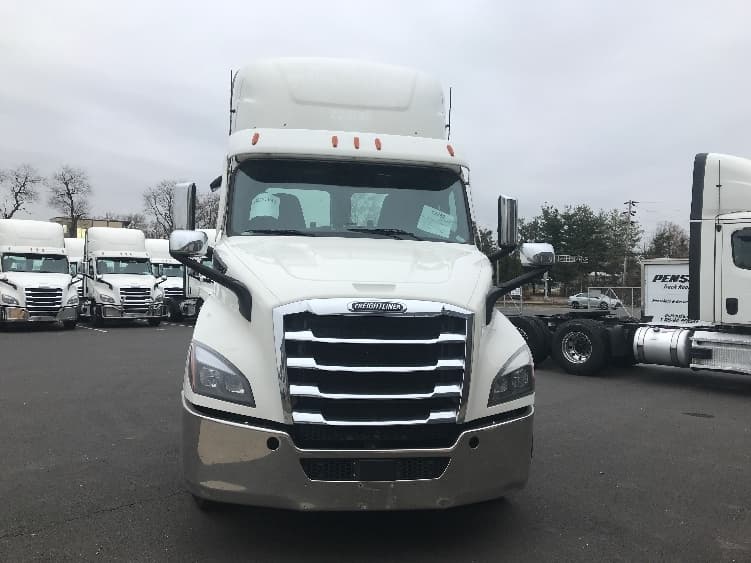 2021 Freightliner Cascadia — photo 2