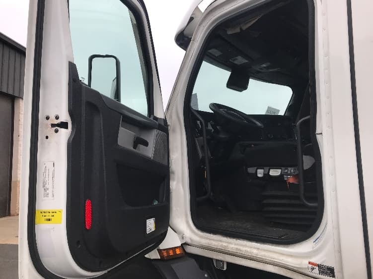 2021 Freightliner Cascadia — photo 9