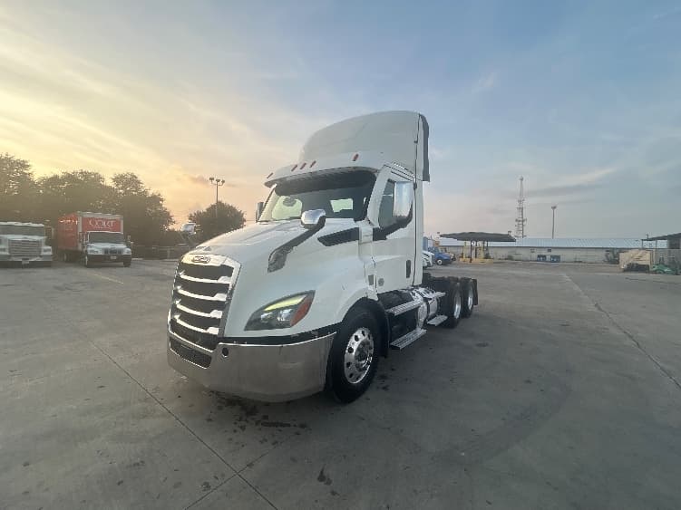 2021 Freightliner Cascadia — photo 3