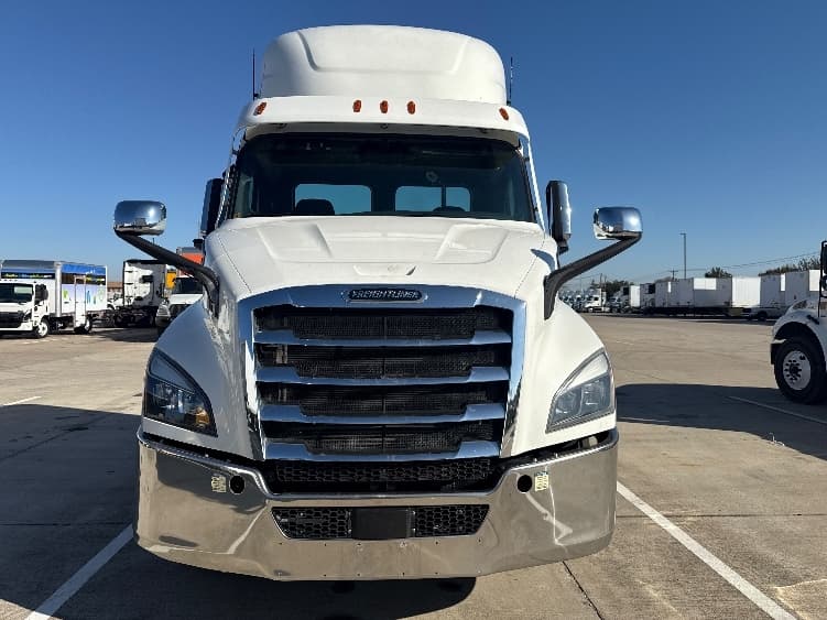 2021 Freightliner Cascadia — photo 2