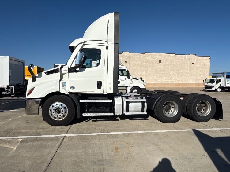 2021 Freightliner Cascadia — photo 4
