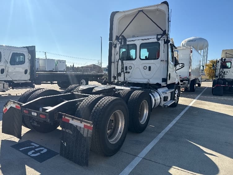 2021 Freightliner Cascadia — photo 7