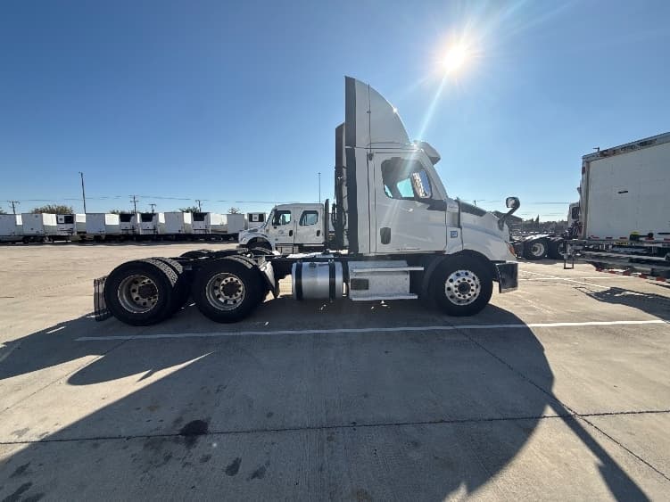 2021 Freightliner Cascadia — photo 8