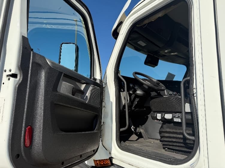 2021 Freightliner Cascadia — photo 9